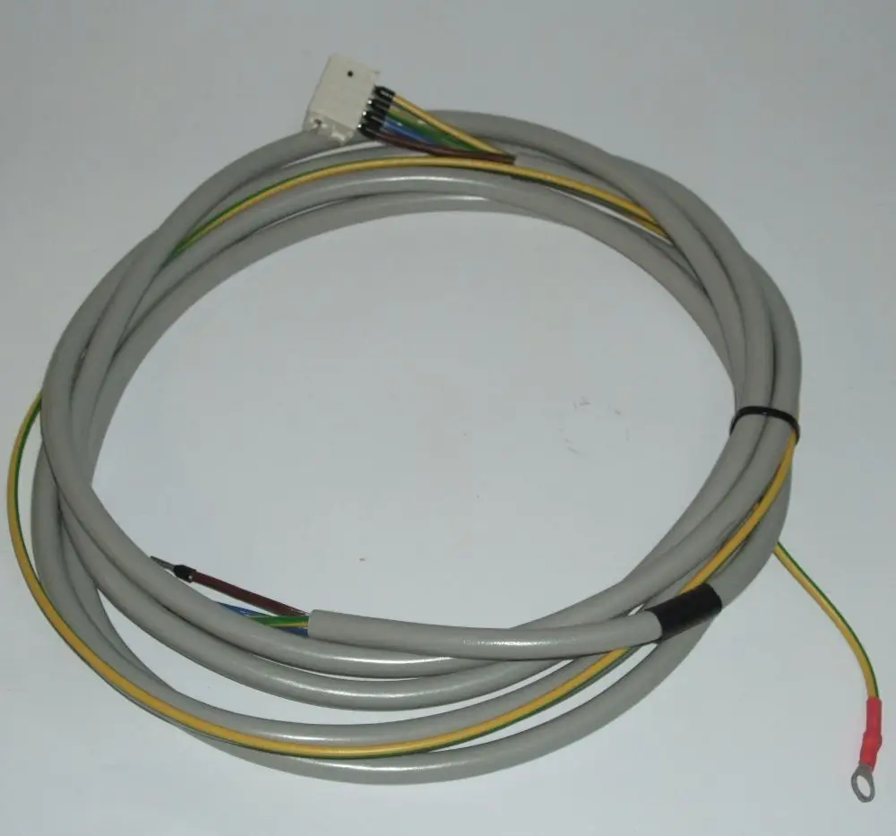 Graues Netzkabel mit mehreren farbigen Drähten und einem Anschlussstecker. Eines der Kabel hat eine Ringöse. Produkt von Daikin.